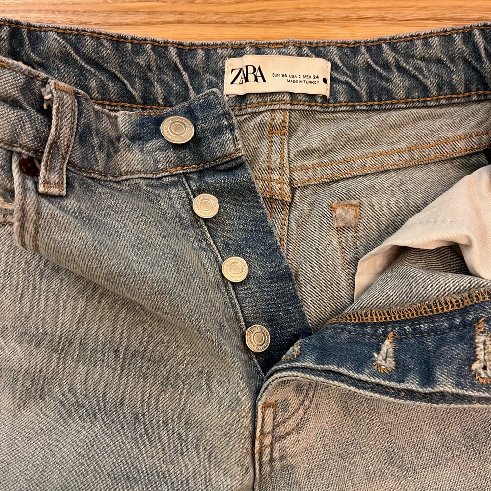 Zara women’s straight leg button fly Blue Jeans. US 2. Excellent condition
